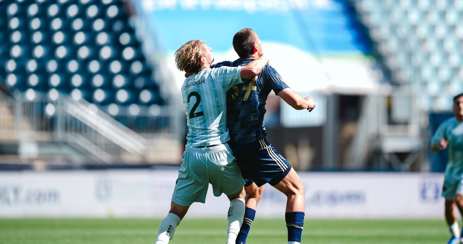 Jugador de Philadelphia Union II luchando por el balón