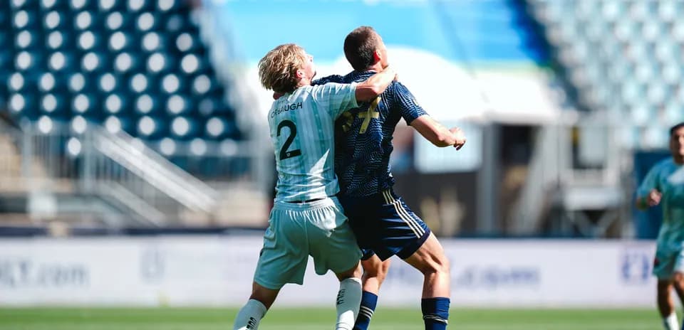 Jugador de Philadelphia Union II luchando por el balón