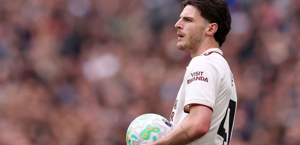 Jugador sosteniendo balón durante un partido de fútbol