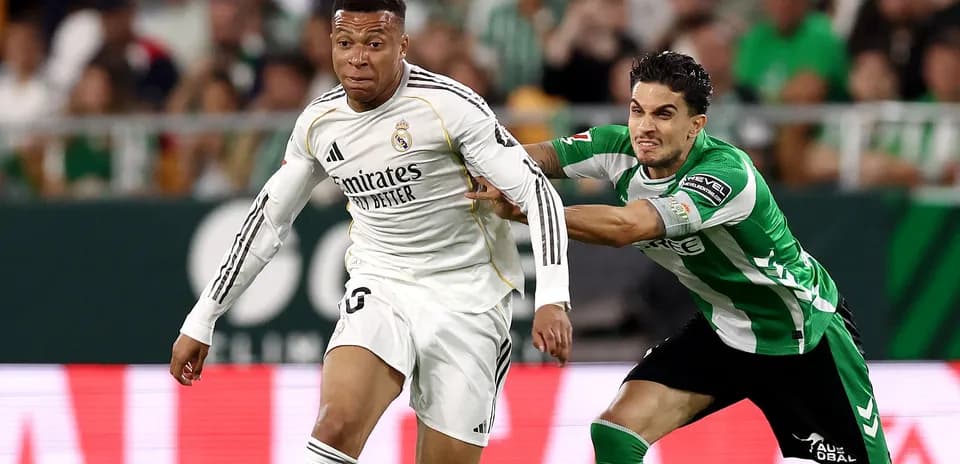 Jugadores de Real Madrid y Betis luchando por el balón