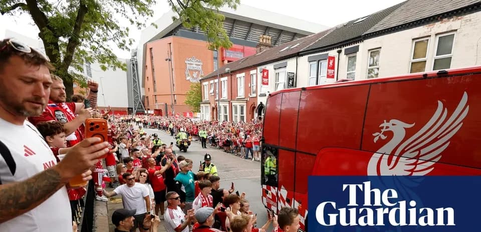 Aficionados de Liverpool reciben al autobús del equipo