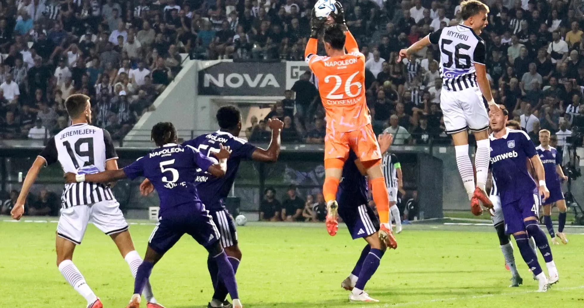 Portero atrapa el balón en partido de fútbol