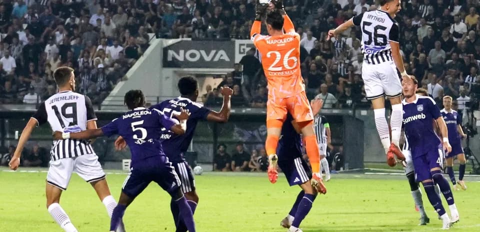 Portero atrapa el balón en partido de fútbol