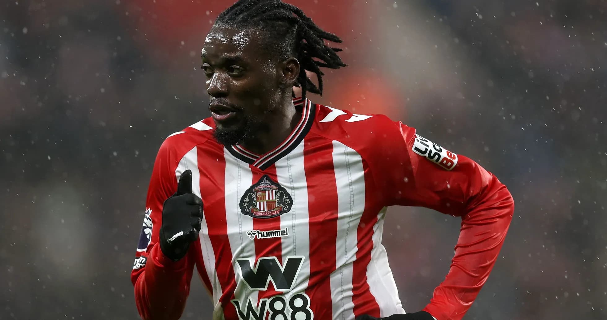 Jugador de Sunderland corriendo en un partido de fútbol
