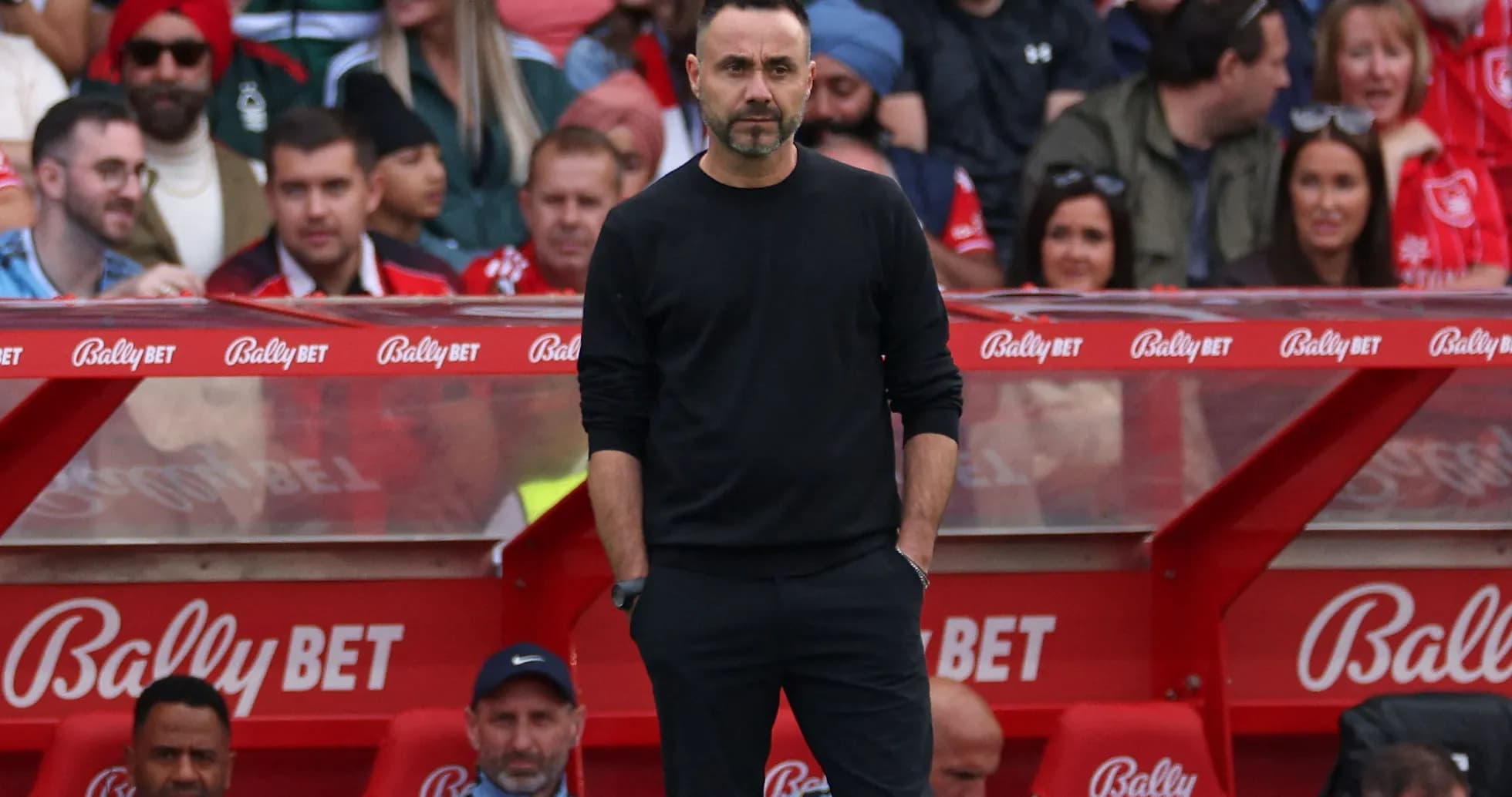 Entrenador en la línea de banda durante el partido