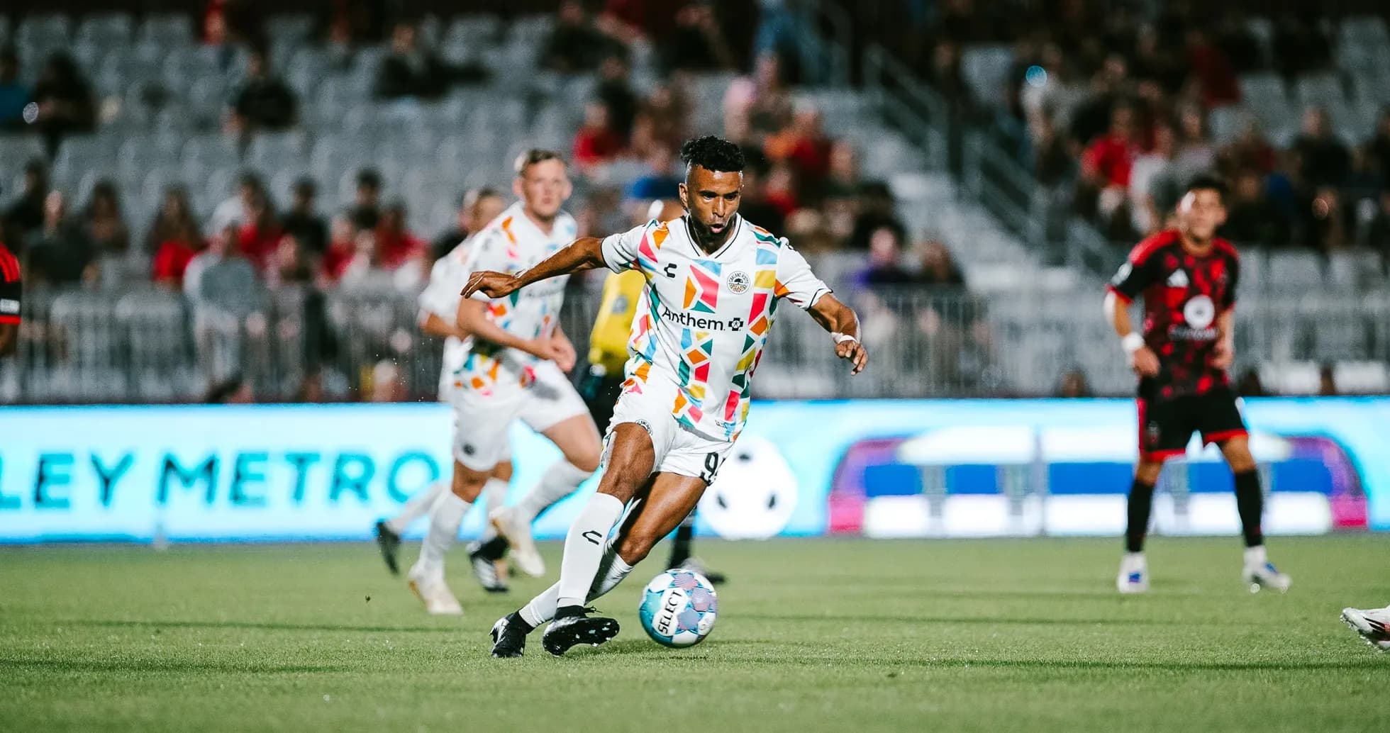 Jugador de Phoenix Rising driblando el balón