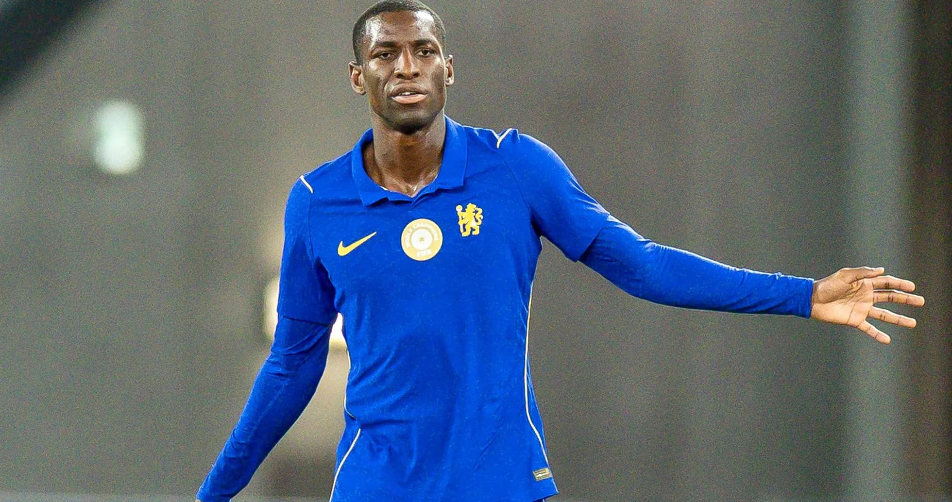 Jugador de fútbol con camiseta azul de Chelsea