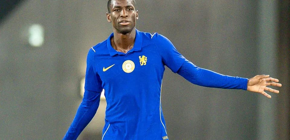 Jugador de fútbol con camiseta azul de Chelsea