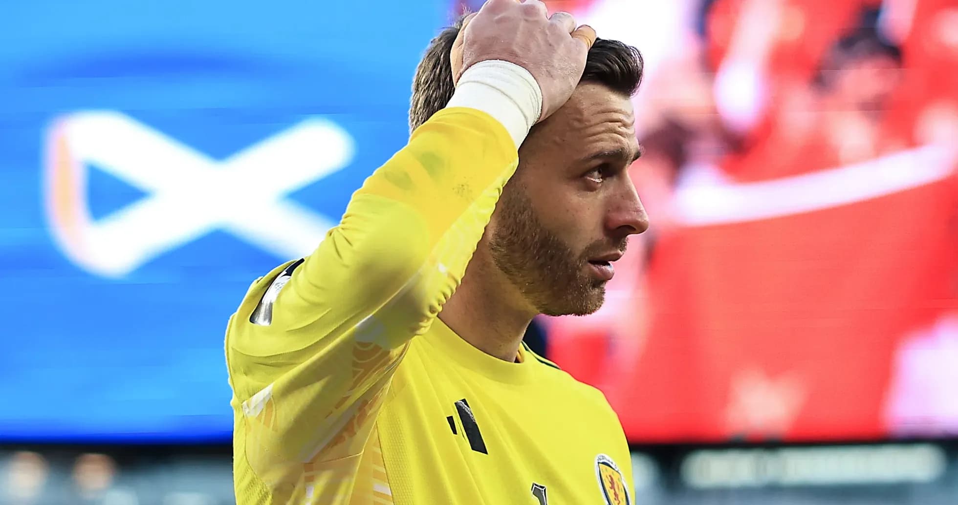 Portero de Escocia con uniforme amarillo en el campo