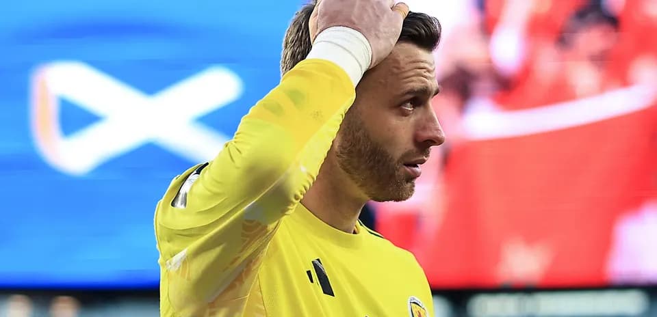 Portero de Escocia con uniforme amarillo en el campo