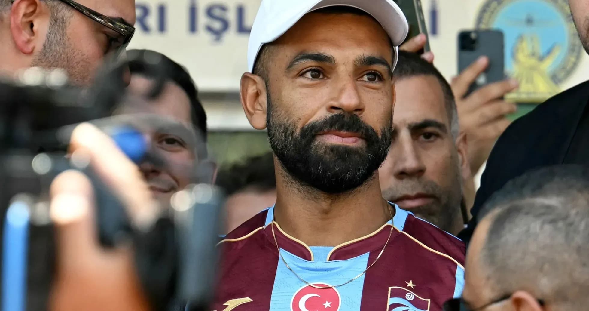 Jugador con camiseta de Trabzonspor rodeado de aficionados