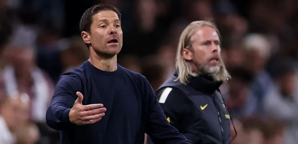 Entrenador gesticulando durante el partido en la línea lateral