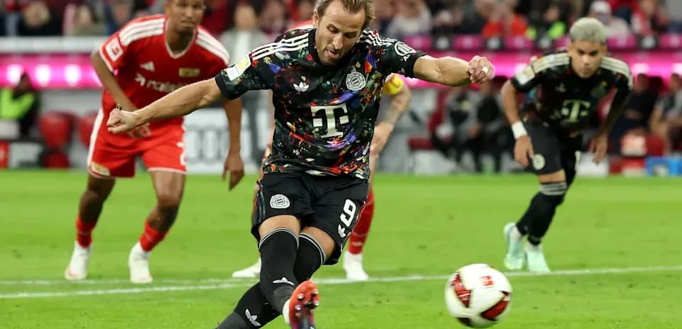 Jugador ejecutando un penalti en el partido