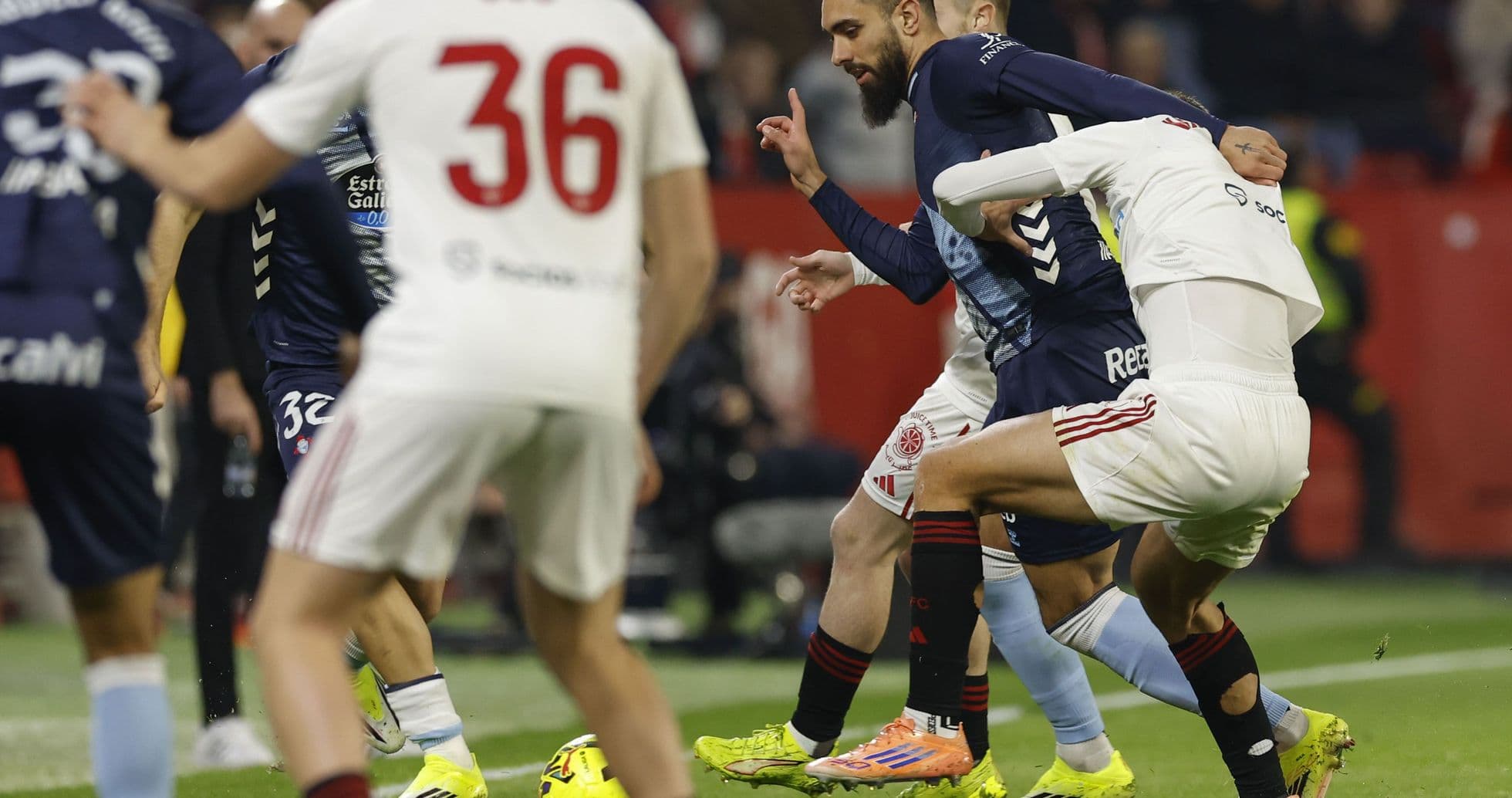 Jugadores de Celta y Sevilla en acción durante el partido