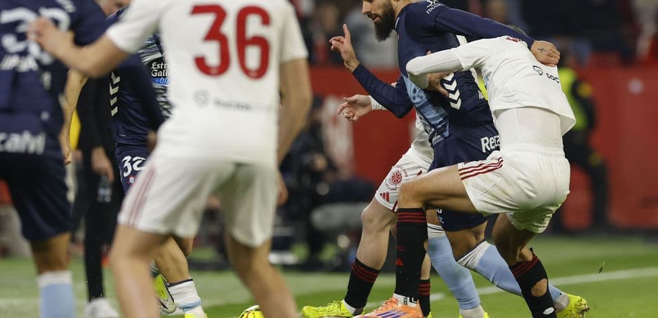 Jugadores de Celta y Sevilla en acción durante el partido
