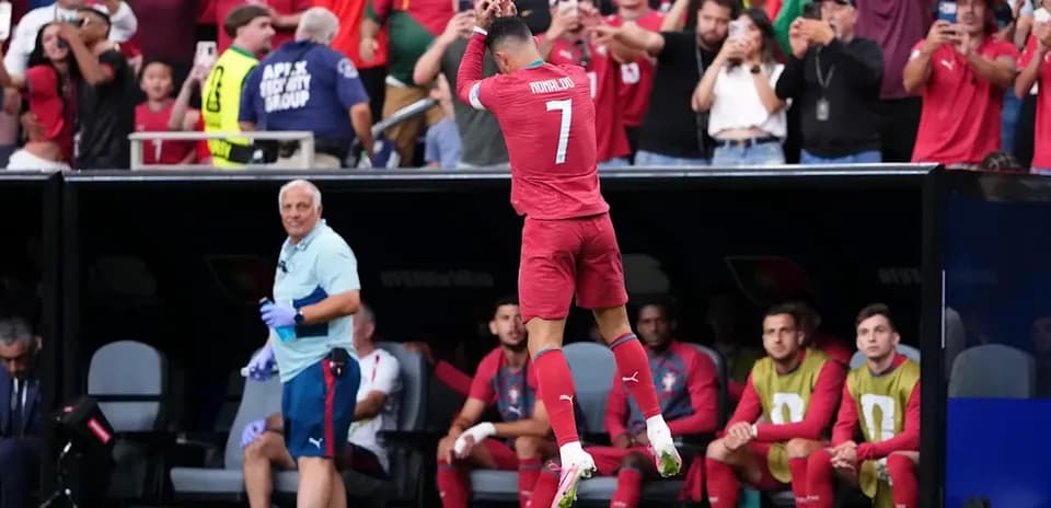 Jugador celebrando en el banquillo durante partido