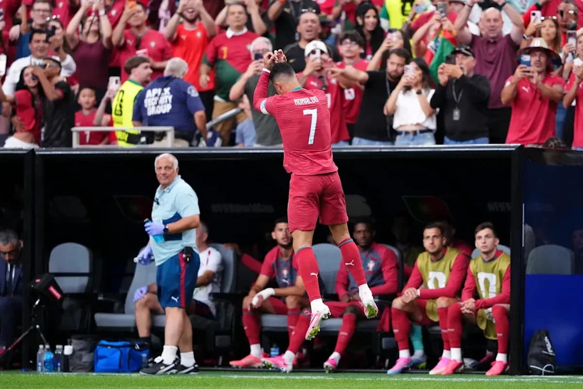 Jugador celebrando en el banquillo durante partido