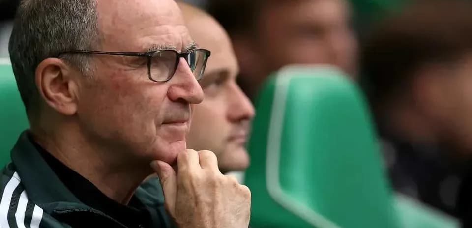 Entrenador observando desde el banquillo durante partido