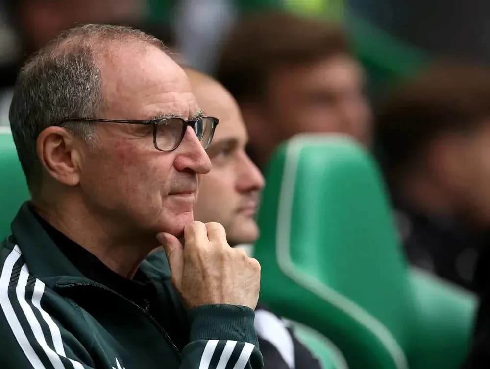 Entrenador observando desde el banquillo durante partido