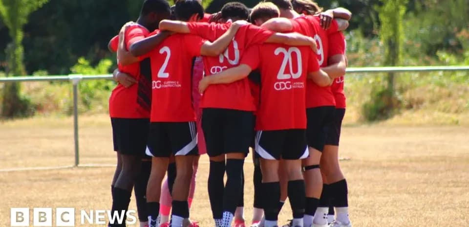 Equipo en círculo durante reunión previa al partido