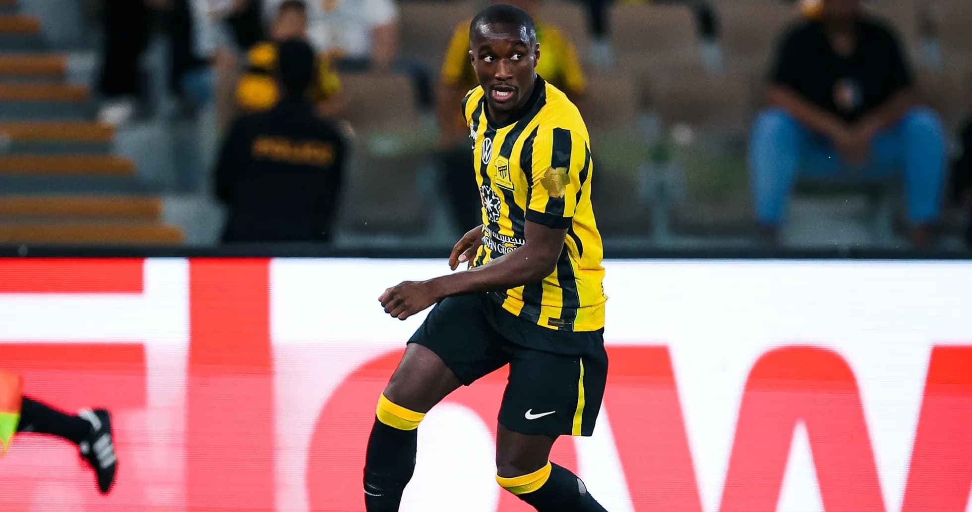 Jugador de fútbol de Ittihad en acción durante partido