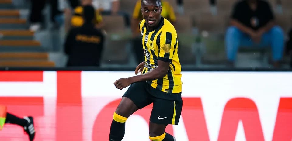 Jugador de fútbol de Ittihad en acción durante partido
