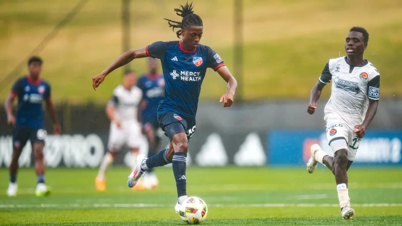 Jugador de FC Cincinnati II driblando en el campo