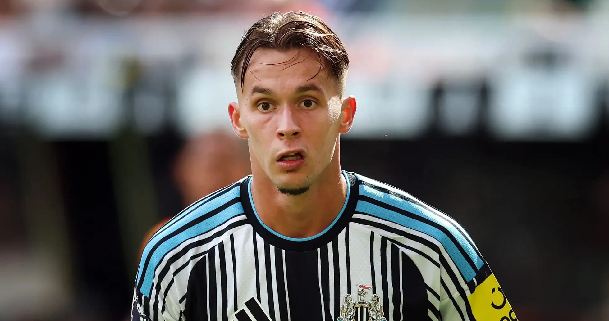 Jugador de Newcastle United en acción durante el partido