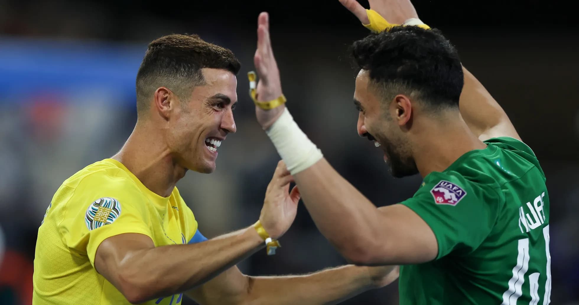 Jugadores celebrando después de un gol en el partido