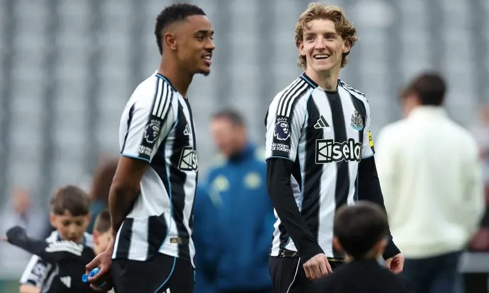 Jugadores de Newcastle riendo en el campo