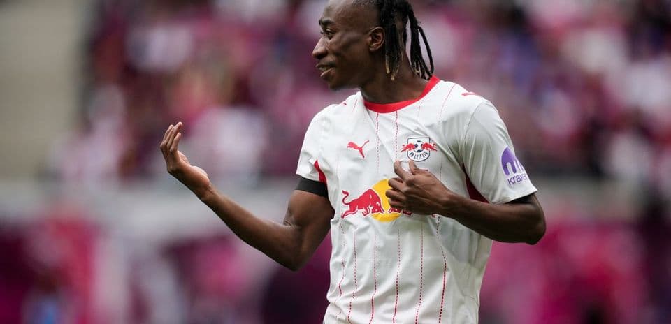 Jugador de RB Leipzig señalando durante el partido