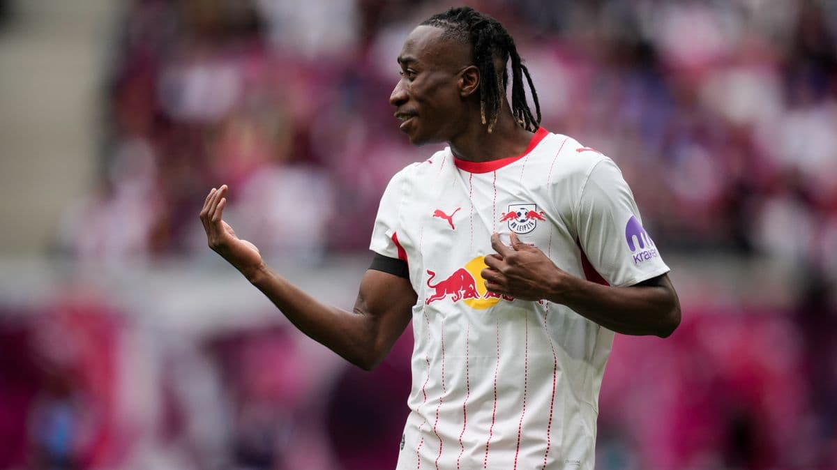 Jugador de RB Leipzig señalando durante el partido