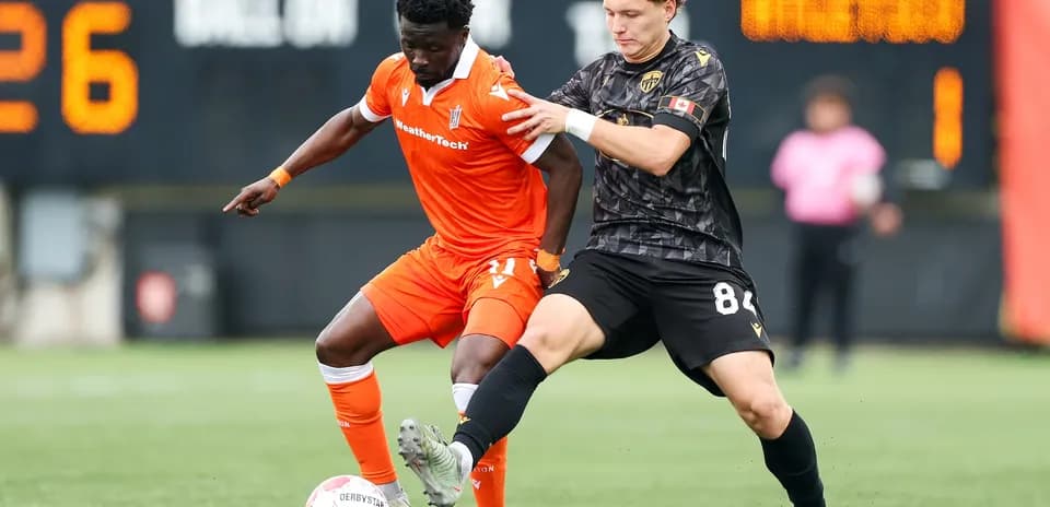 Jugador de Supra du Quebec luchando por el balón