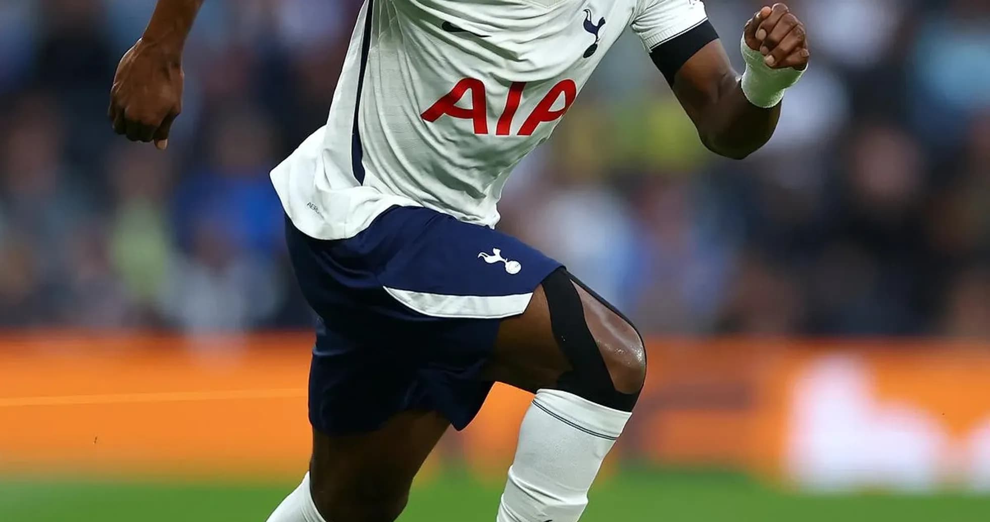 Jugador de Tottenham corriendo tras el balón en el campo