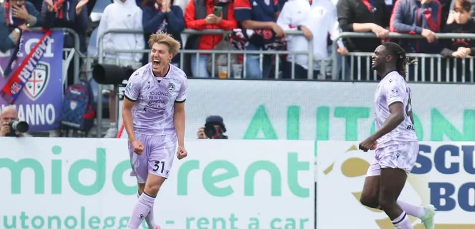 Jugador celebra gol en partido de fútbol