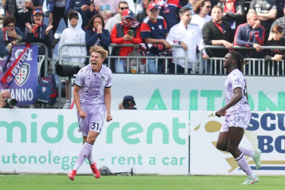 Jugador celebra gol en partido de fútbol