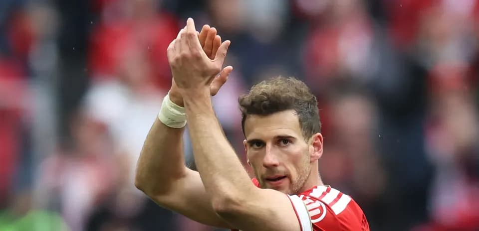 Jugador aplaudiendo a la afición después del partido