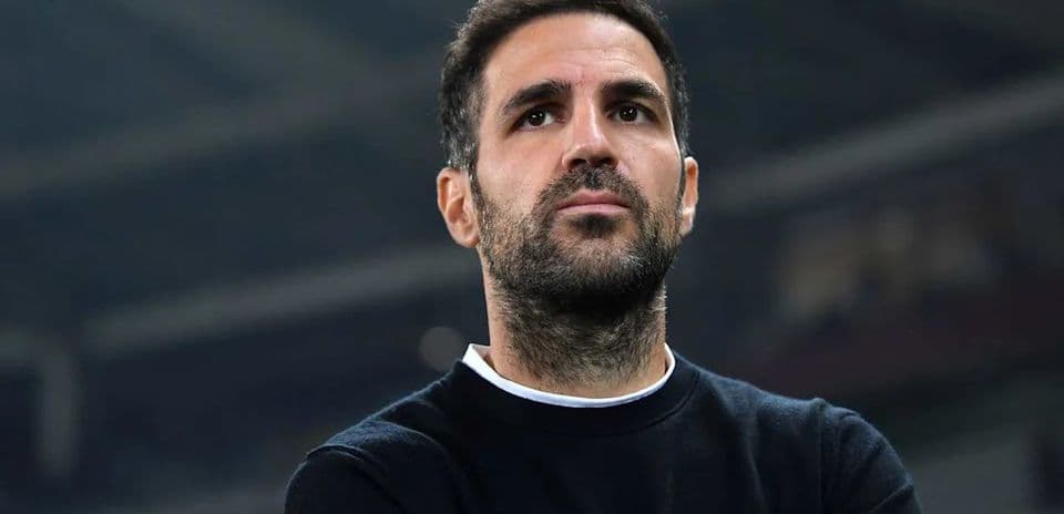 Hombre observando un partido de fútbol en el estadio