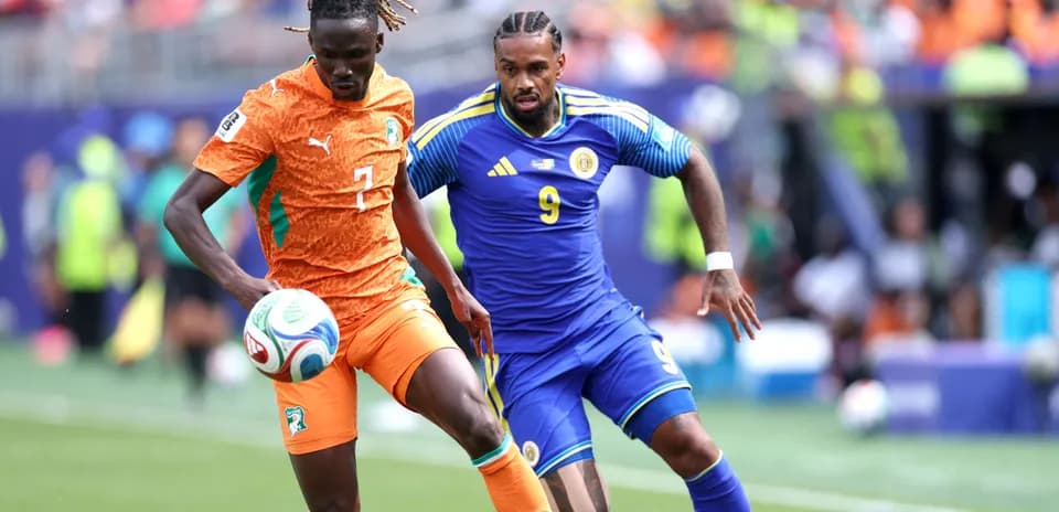 Jugador de Costa de Marfil controla el balón en partido