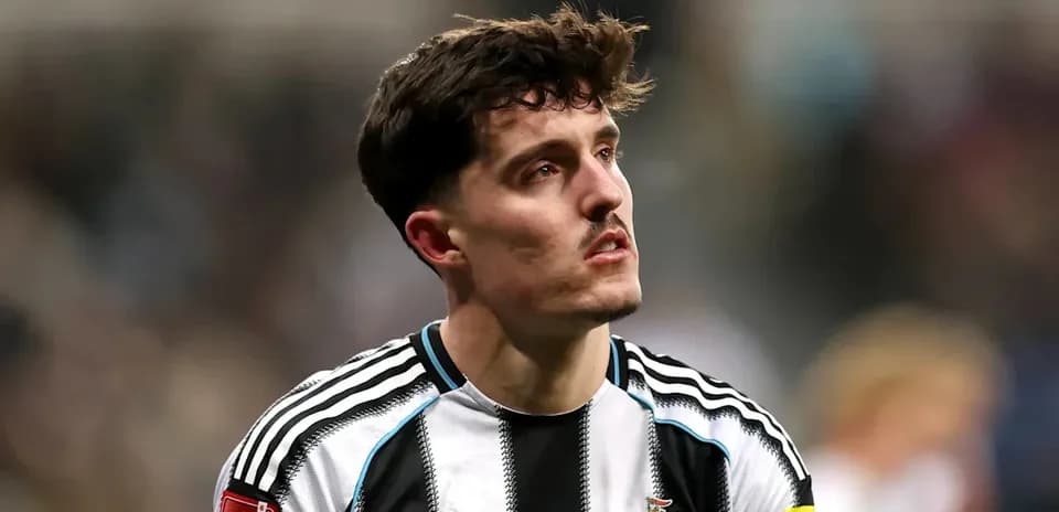 Jugador de Newcastle con camiseta a rayas en campo