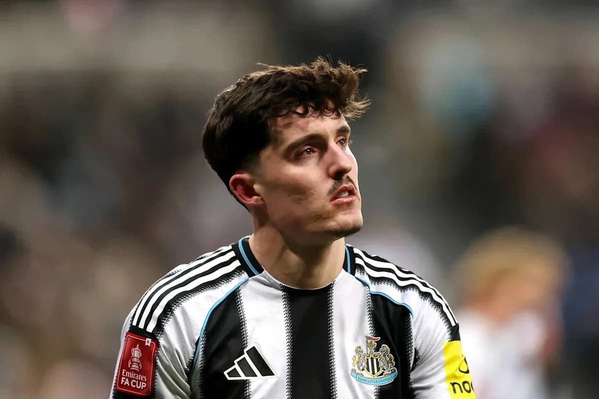 Jugador de Newcastle con camiseta a rayas en campo