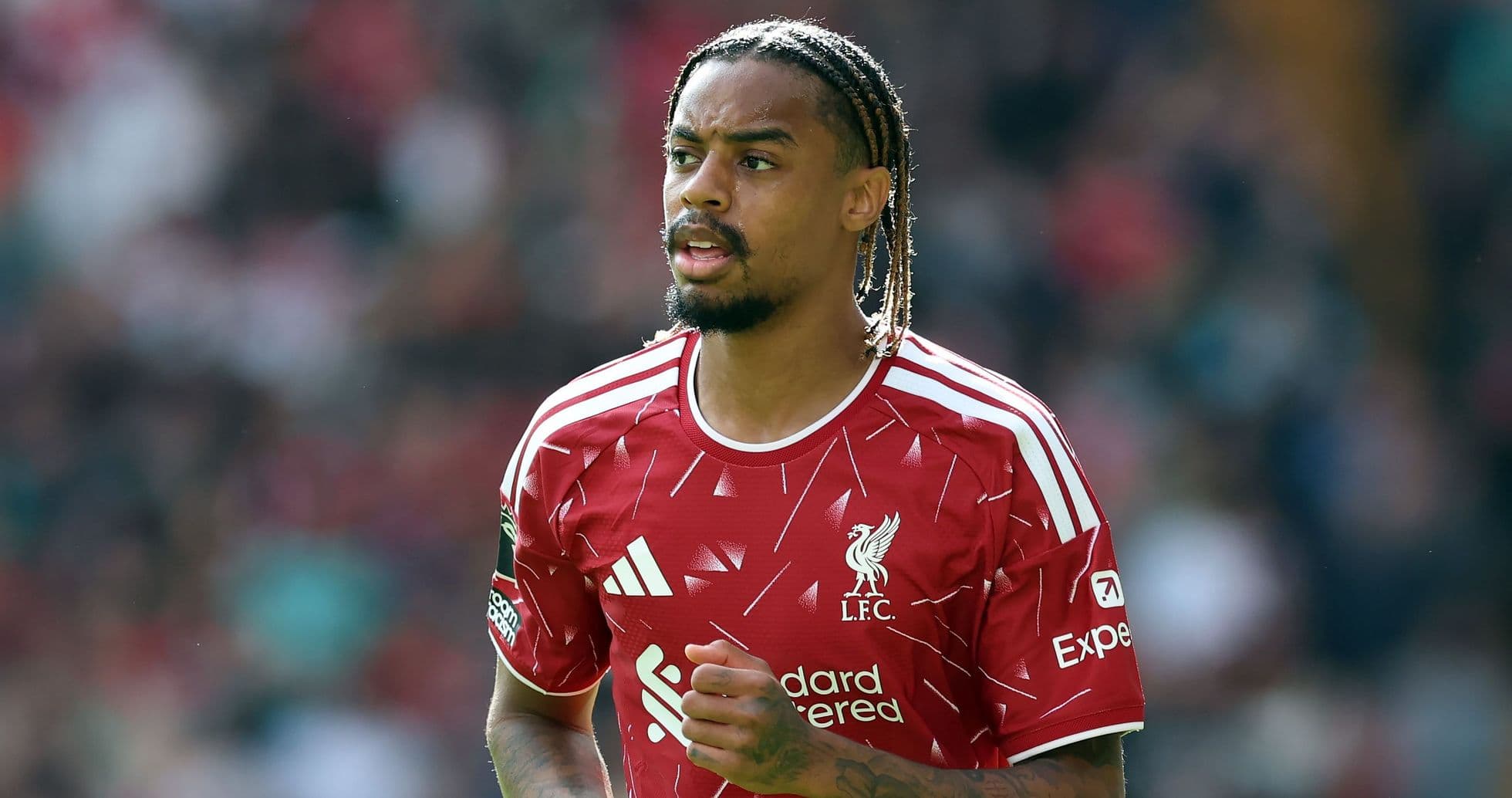 Jugador de Liverpool en acción durante un partido