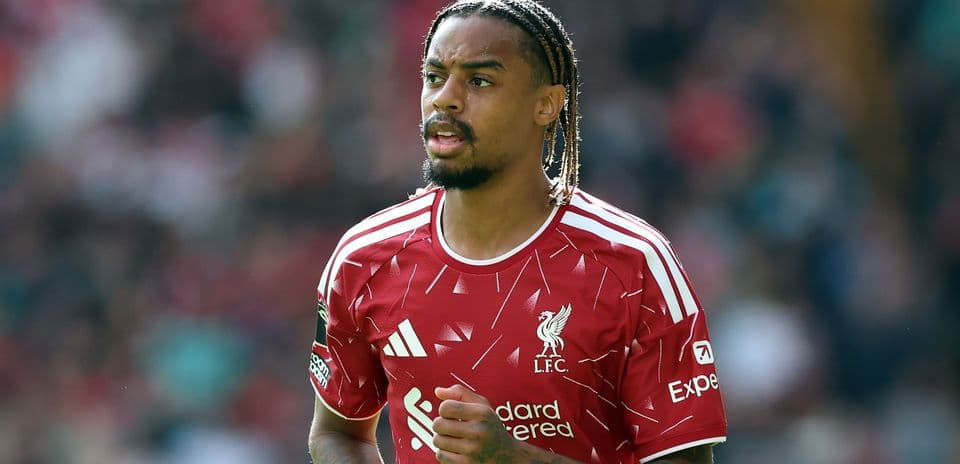 Jugador de Liverpool en acción durante un partido