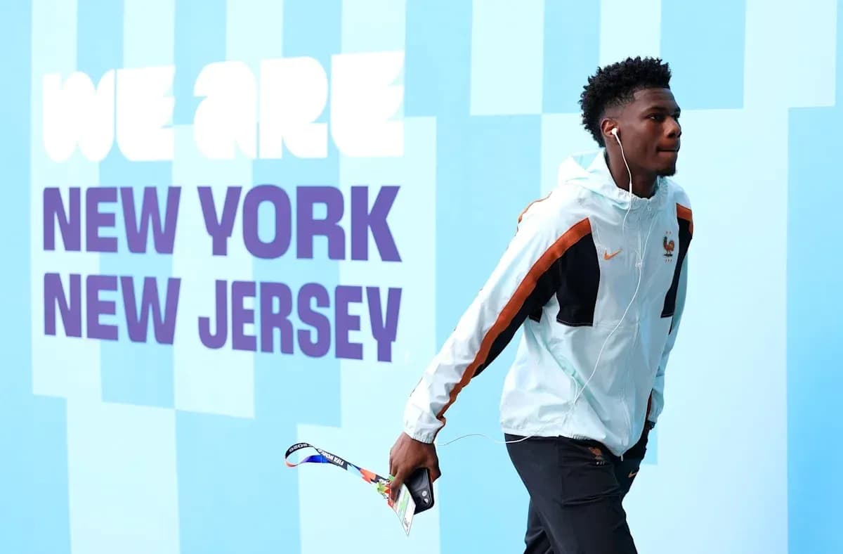 Jugador caminando frente a mural de Nueva York y Nueva Jersey