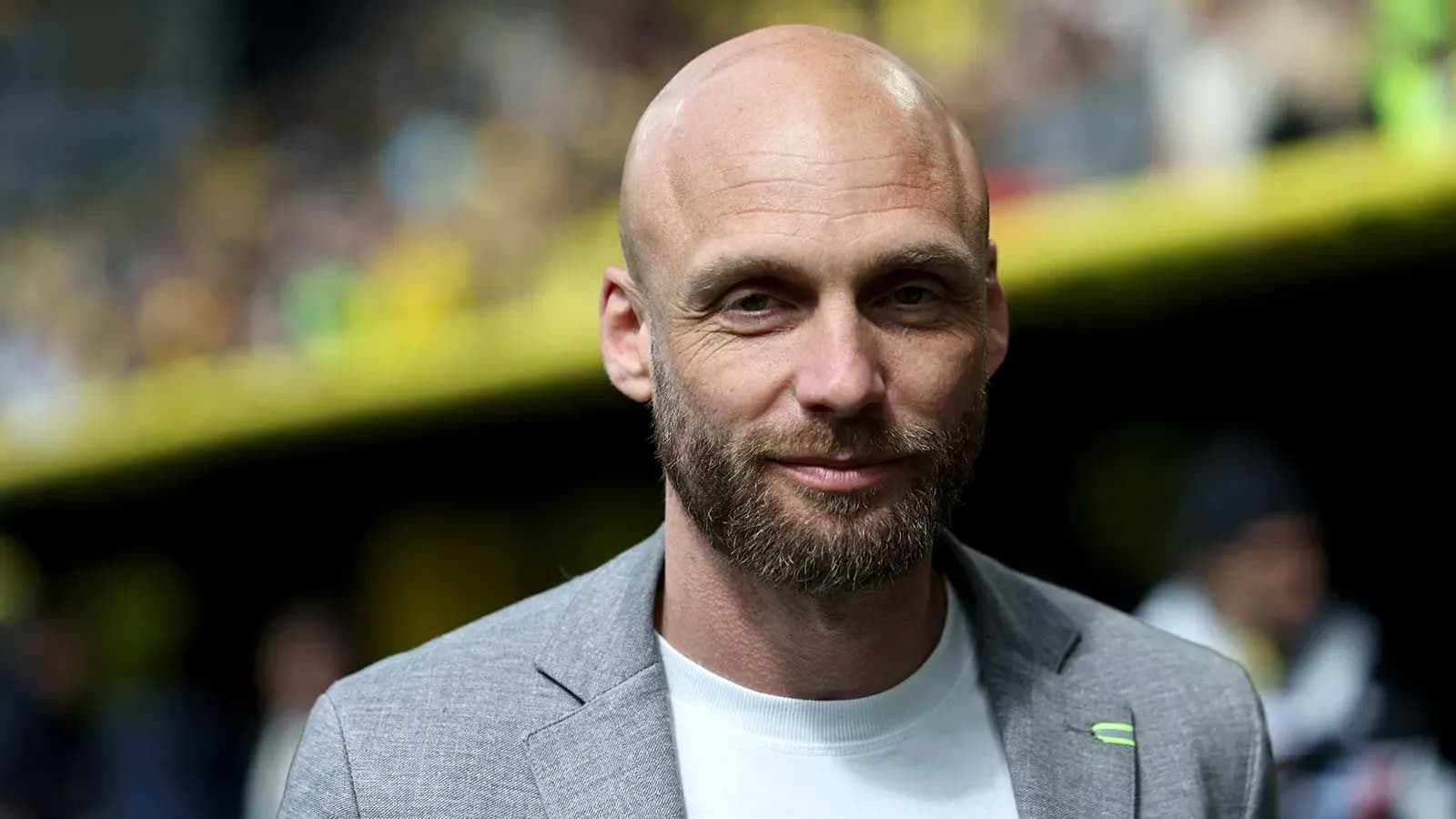 Hombre con barba en un entorno deportivo
