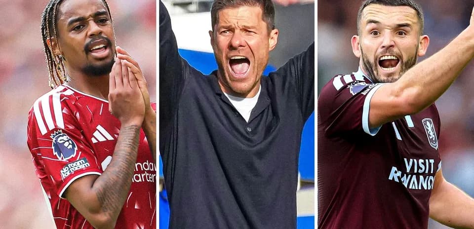 Jugadores y entrenador celebrando en partido de fútbol