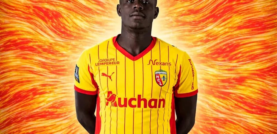 Jugador posando en camiseta amarilla y roja