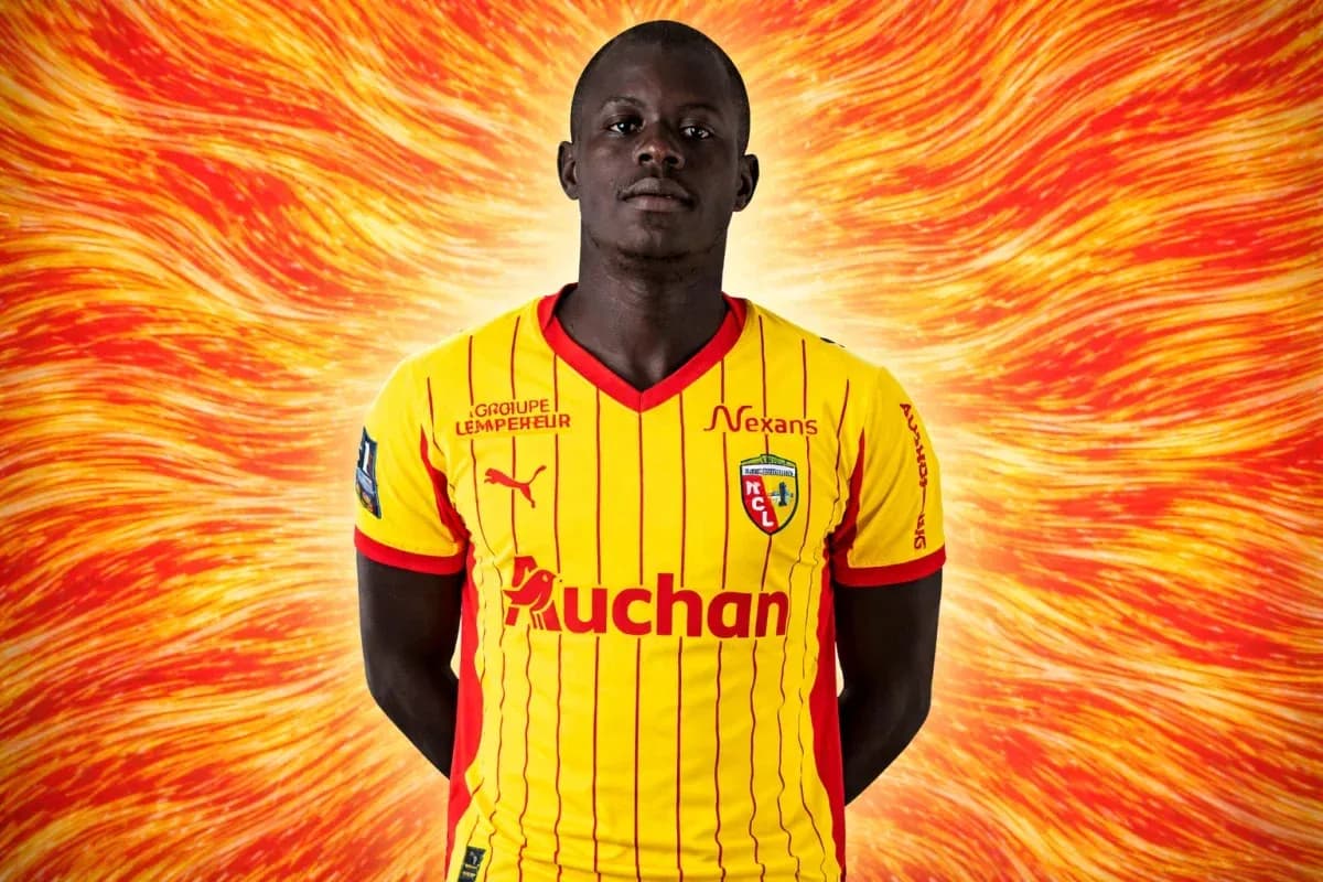 Jugador posando en camiseta amarilla y roja