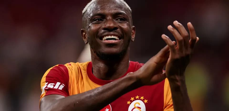 Jugador de Galatasaray aplaudiendo después del partido