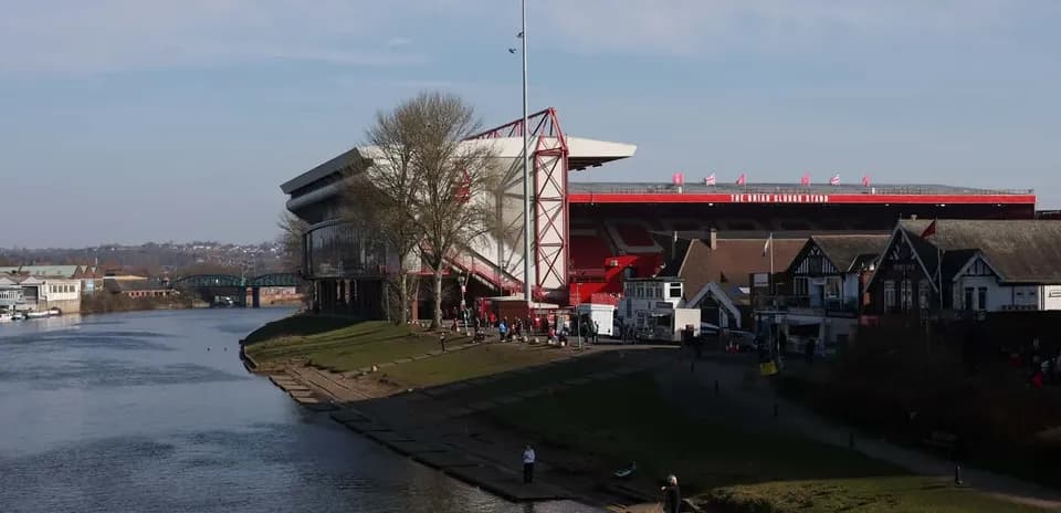 Estadio junto al río con espectadores afuera